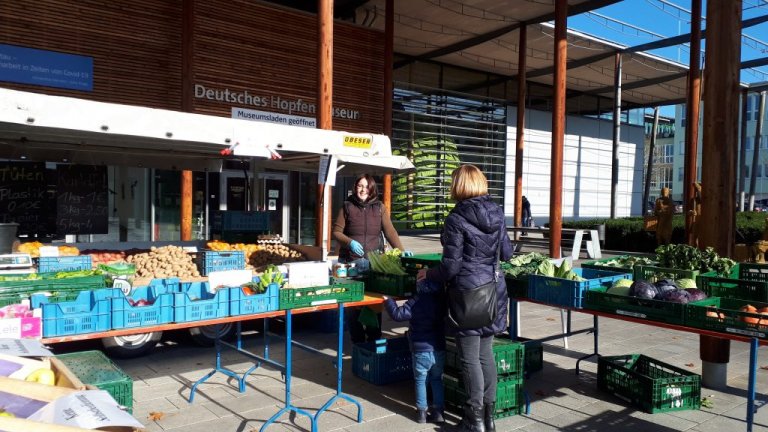 Grossansicht in neuem Fenster: Marktstand Gemüse Maier Grossansicht in neuem Fenster: Marktstand Gemüse Maier
