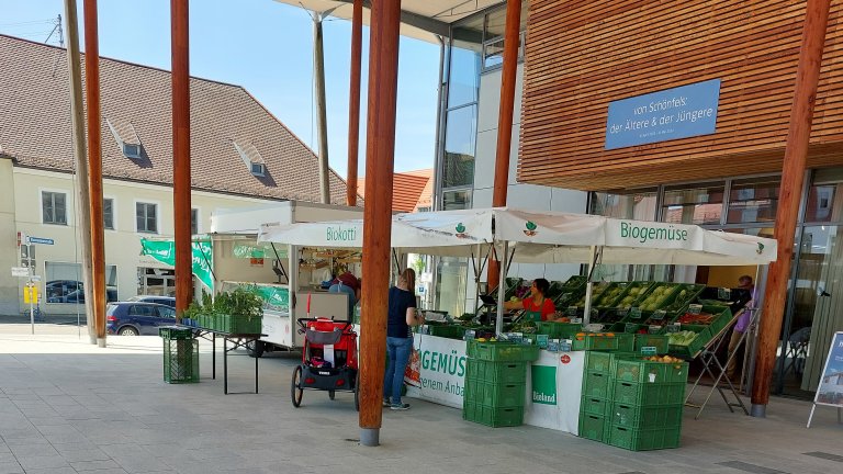 Grossansicht in neuem Fenster: Marktstand Käse Kottermair Grossansicht in neuem Fenster: Marktstand Käse Kottermair
