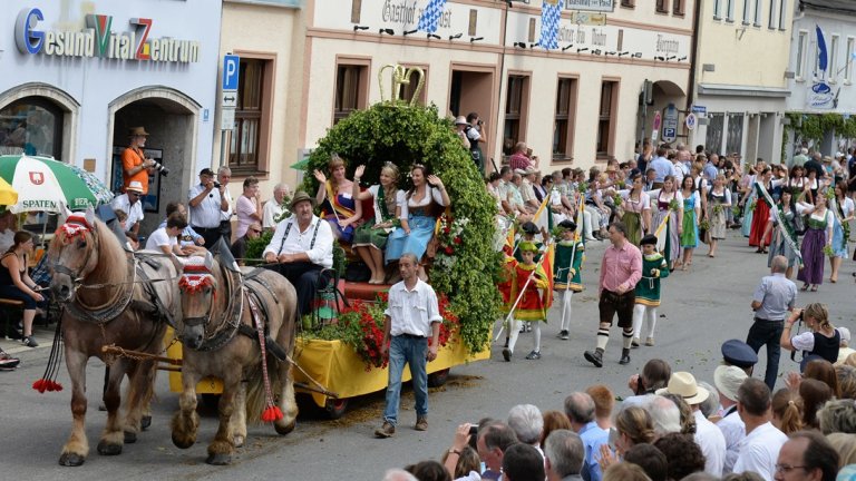Festzug_11_Hopfenköniginnen Festzug_11_Hopfenköniginnen