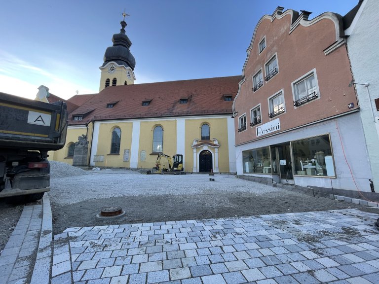 Neugestaltung Marktplatz Bauabschnitt II 2022 Boden geebnet vor Kirchenvorplatz Neugestaltung Marktplatz Bauabschnitt II 2022 Boden geebnet vor Kirchenvorplatz