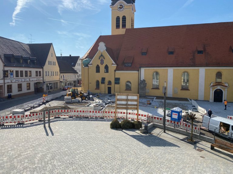 Grossansicht in neuem Fenster: Neugestaltung Marktplatz Bauabschnitt II 2022 Pflasterarbeiten-von oben 14.04.22 Grossansicht in neuem Fenster: Neugestaltung Marktplatz Bauabschnitt II 2022 Pflasterarbeiten-von oben 14.04.22