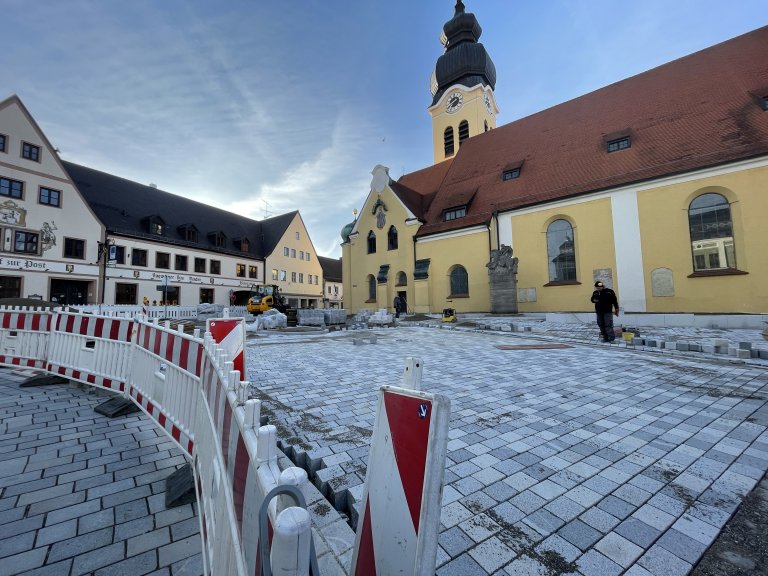 Grossansicht in neuem Fenster: Neugestaltung Marktplatz Bauabschnitt II 2022 Pflasterarbeiten-4 12.04.22 Grossansicht in neuem Fenster: Neugestaltung Marktplatz Bauabschnitt II 2022 Pflasterarbeiten-4 12.04.22