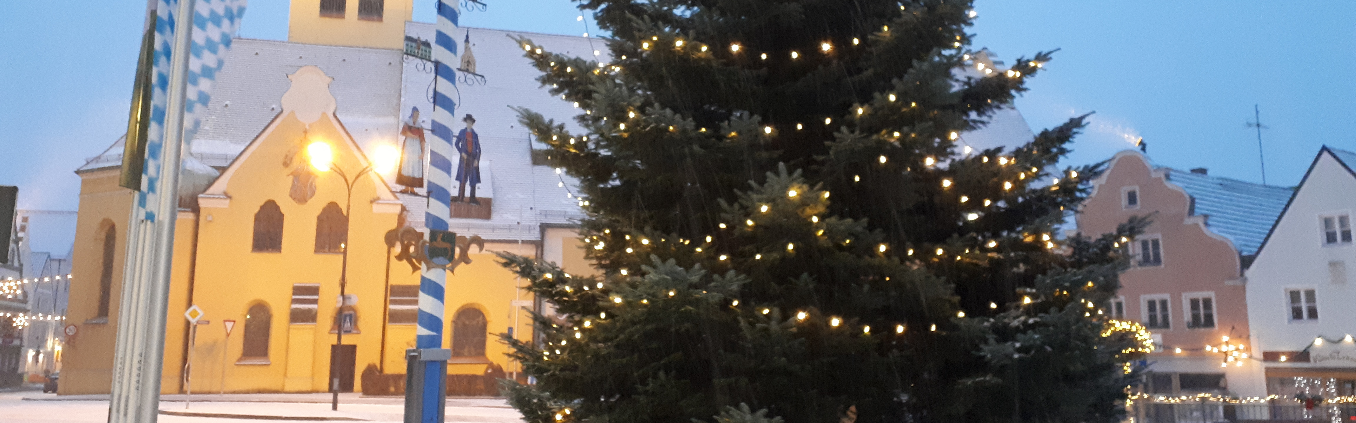 Slider Weihnachten Baum und Kirche mit Schnee
